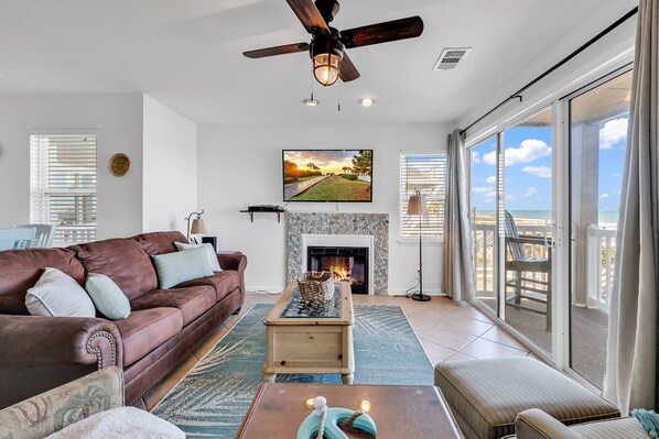 Télévision, cheminée, lecteur de DVD, chaîne hi-fi