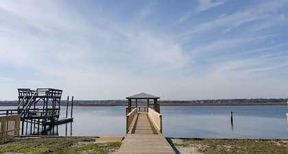 Cozy 3BR Cottage Sitting on the Waterway!