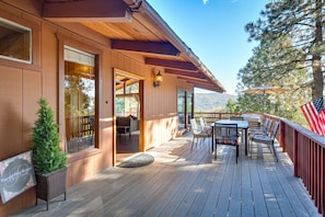 Outdoor dining - Stunning Idyllwild Home w/ Private Hot Tub & Decks (Idyllwild)