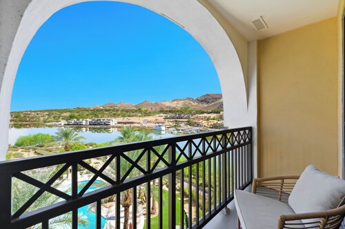 Sleek lakeside studio: luxe vibes, pool & view