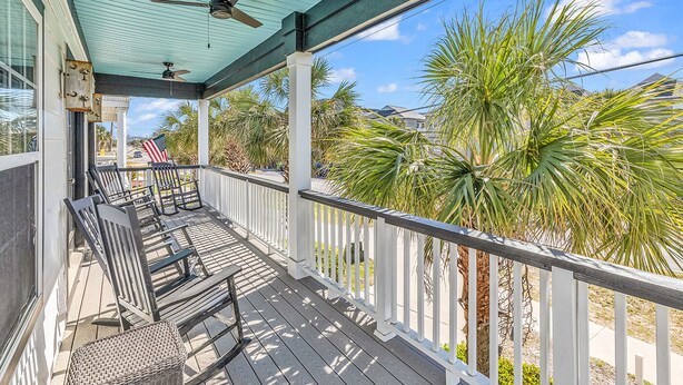 Terrace/patio - Beautiful, clean and spacious dog friendly beach home! Special summer rates! (SURFSIDE BEACH)