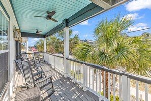 Terrace/patio - Beautiful, clean and spacious dog friendly beach home! Special summer rates! (SURFSIDE BEACH)