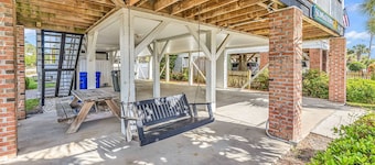 Beautiful, clean and spacious dog friendly beach home! Special summer rates!