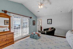 6 bedrooms, iron/ironing board, WiFi, bed sheets - Beautiful, clean and spacious dog friendly beach home! Special summer rates! (SURFSIDE BEACH)