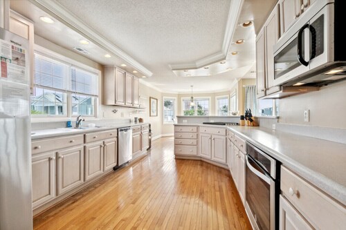 Coastal Escape - Pool Table, Grills, Walk to Beach