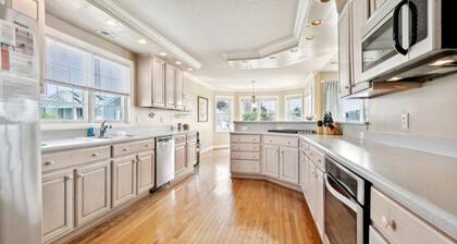 Coastal Escape - Pool Table, Grills, Walk to Beach