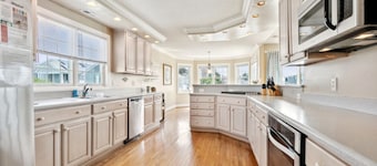 Coastal Escape - Pool Table, Grills, Walk to Beach