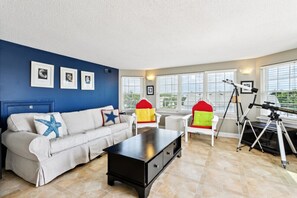 Smart TV, fireplace, DVD player, books - Entire Home w/ pool, walk to beach (Virginia Beach)