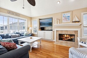 Älytelevisio, takka, DVD-soitin, kirjoja