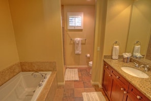 Combined shower/tub, hair dryer, towels