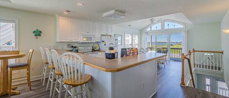 ثلاجة، ميكروويف، فرن، موقد طهي مسطح