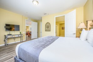 3 habitaciones, tabla de planchar con plancha y cuna de viaje 