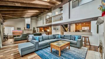 TV, lareira, DVD player, livros