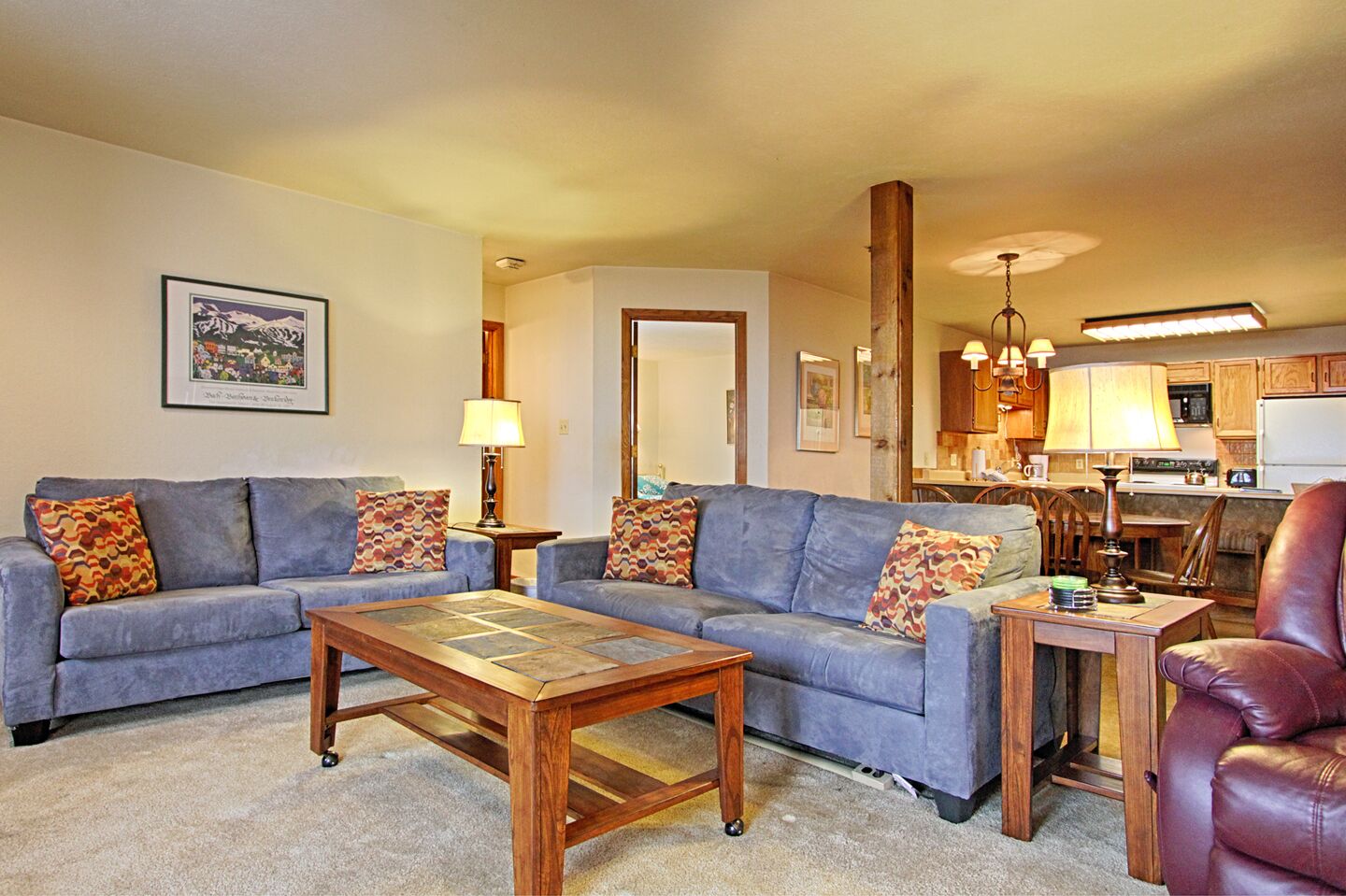Conveniently located condo, Spacious, Outdoor hot tub, Free garage parking!