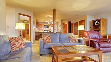 Televisión y chimenea