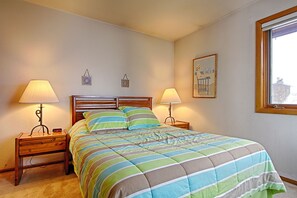 2 bedrooms, internet, bed sheets - Conveniently located condo, Spacious, Outdoor hot tub, Free garage parking! (Breckenridge)