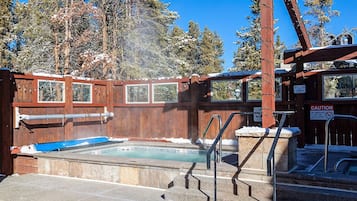 Tina de hidromasaje al aire libre