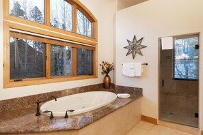 Dusche, Whirlpool, Haartrockner, Handtücher