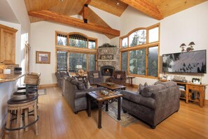 Televisie, een open haard en tafelvoetbal