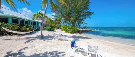 På stranden, solstolar och strandhanddukar