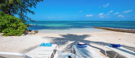 Sulla spiaggia, lettini da mare, teli da spiaggia