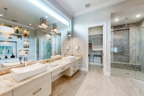 Combined shower/tub, hair dryer, towels - Deluxe Mansion with Swim up Bar and Pool Slide at Reunion (Kissimmee)