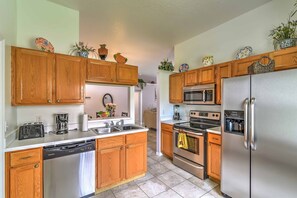 Refrigerador, microondas, placa de cocina, cafetera/tetera