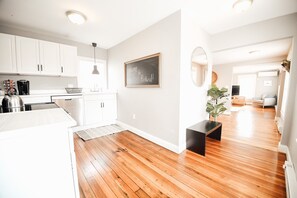 ثلاجة، ميكروويف، فرن، موقد طهي مسطح