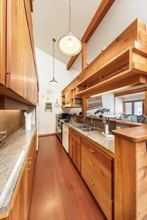 Oven, cookware/dishes/utensils, paper towels