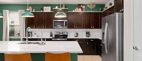 Refrigerador, microondas, horno y parrilla de estufa