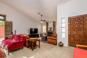 Fernseher, Kamin, DVD-Player, Bücher