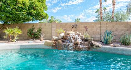 Unifamiliale à North Scottsdale avec immense terrain, piscine privée et un spa!
