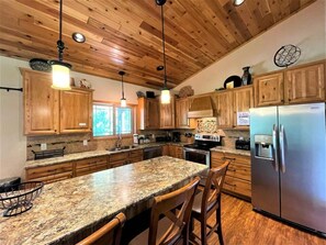 Full-size fridge, microwave, oven, stovetop - Dells Paradise Pines @ Spring Brook Resort (Wisconsin Dells)