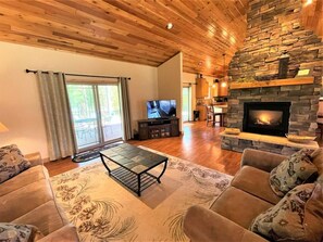 TV, fireplace - Dells Paradise Pines @ Spring Brook Resort (Wisconsin Dells)