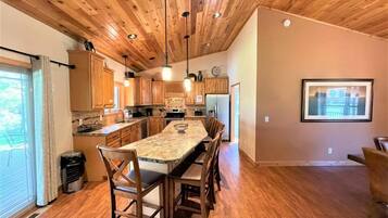 Full-size fridge, microwave, oven, stovetop