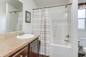 Articles de toilette gratuits, sèche-cheveux, serviettes fournies