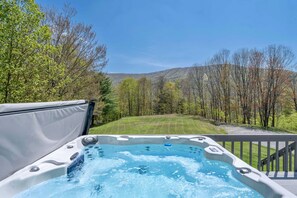 Outdoor spa tub - 'The Mountain House:' Windham Retreat w/ Hot Tub! (Windham)