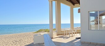 Playa Romántica 3BR Beachfront Home in Las Conchas Easy Access & Ocean Views