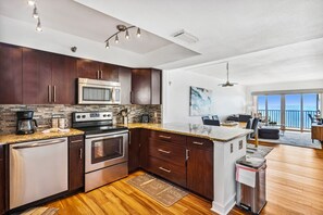 Køleskab, mikrobølgeovn, ovn, kogeplade