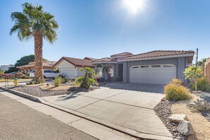 Property grounds - Heated Pool at 3 BR Home: 5 Mi to Coachella! (La Quinta)