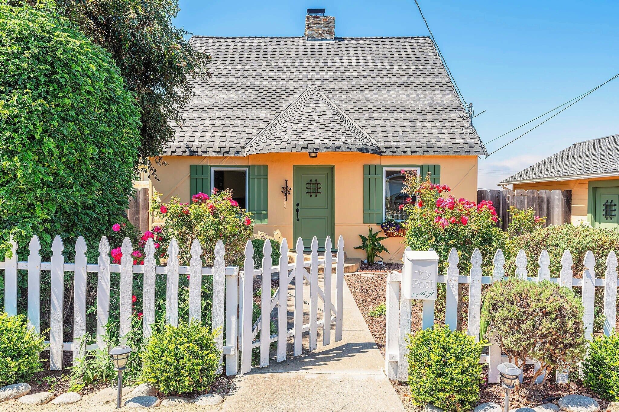 3612 Storybook Cottage ~ Charming, Updated Vintage Cottage, Walk to Downtown