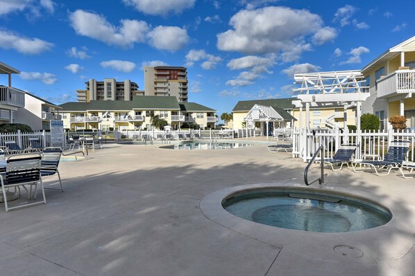 A resort with a swimming pool, lounge chairs, and a white picket fence. - Cozy Destin Studio w/ Shared Pools + Beach Access! (Destin)