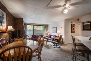 Fernseher, Kamin, DVD-Player, Stereoanlage