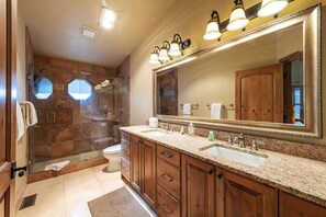 Bañera, secador de pelo, toallas, jabón