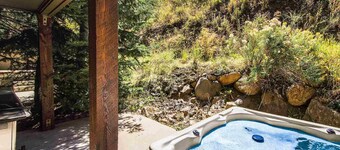 *Free Kayaking* Perfect for Families | Private Hot Tub | 5 Minute Walk to Park City Mountain & Bus