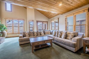 Smart TV, chimenea, reproductor de DVD y estéreo 