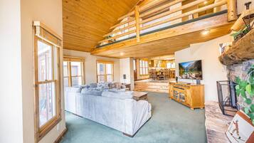 Smart TV, fireplace, DVD player, stereo