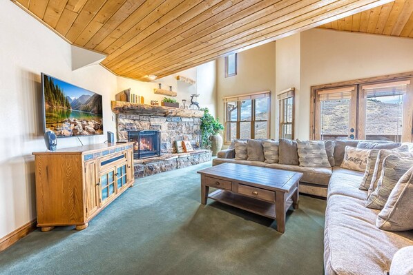 Smart TV, fireplace, DVD player, stereo