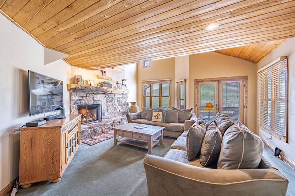 Smart TV, chimenea, reproductor de DVD, estéreo