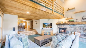 Smart TV, fireplace, DVD player, stereo